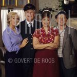 25-06-1999 Toen was geluk heel gewoon, Joke Bruijs, Gerard Cox, Nel Kooiman and Sjoerd Pleijsier at tv-studio in Aalsmeer.

[keywords]Posed, Eyecontact, Half Length, On Set[/keywords]